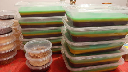Stacks of layered sapin-sapin overload tubs with topping containers