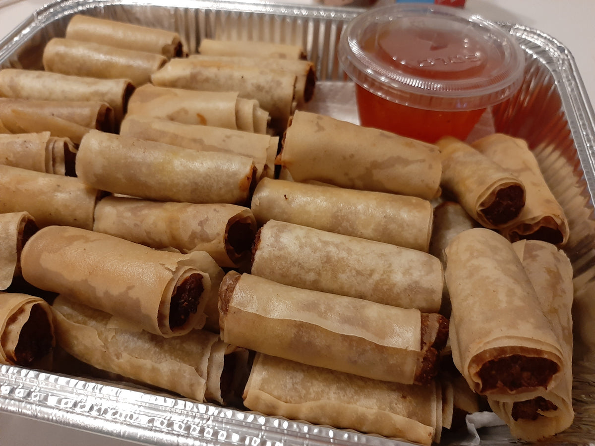 Tray of cooked chicken mini lumpia with sweet chilli dipping sauce