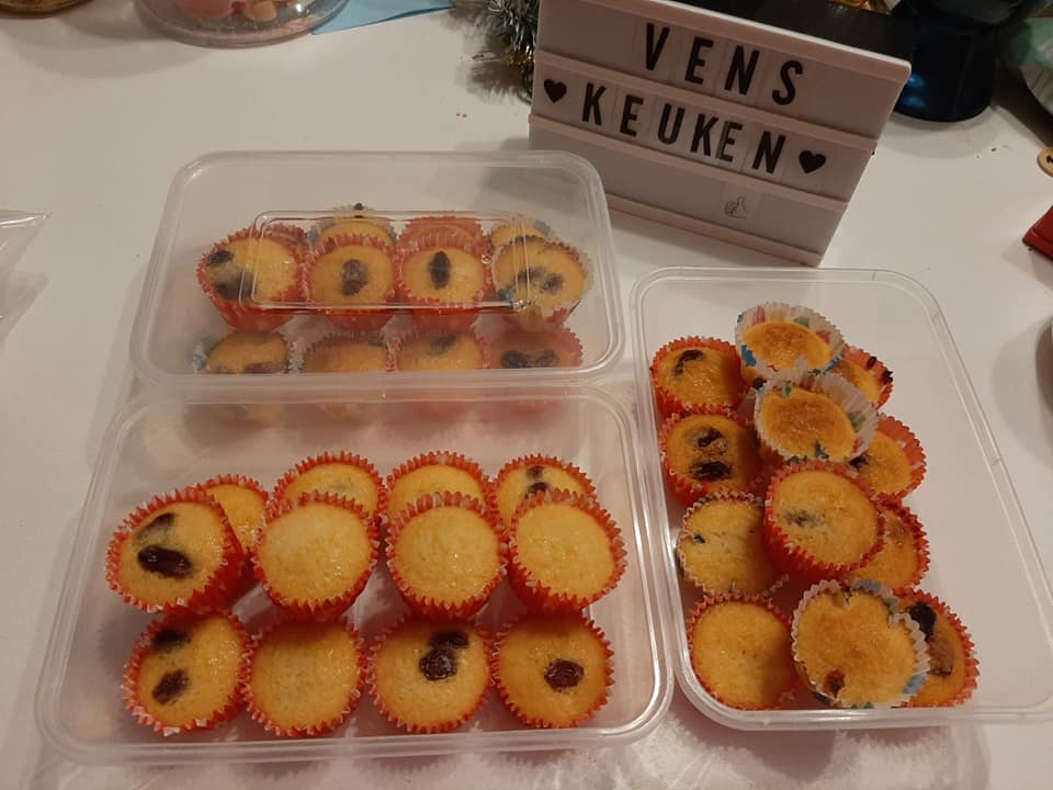 Coconut macaroons packed in clear takeaway boxes by Ven's Keuken