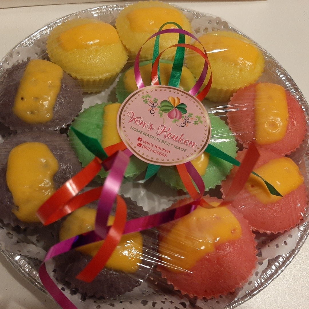 Wrapped puto cheese platter decorated with a Ven's Keuken ribbon