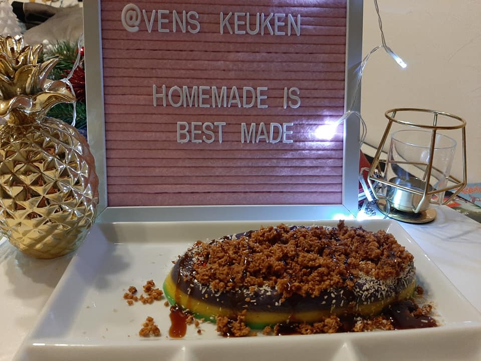 Plated layered sapin-sapin overload beside a Ven's Keuken sign